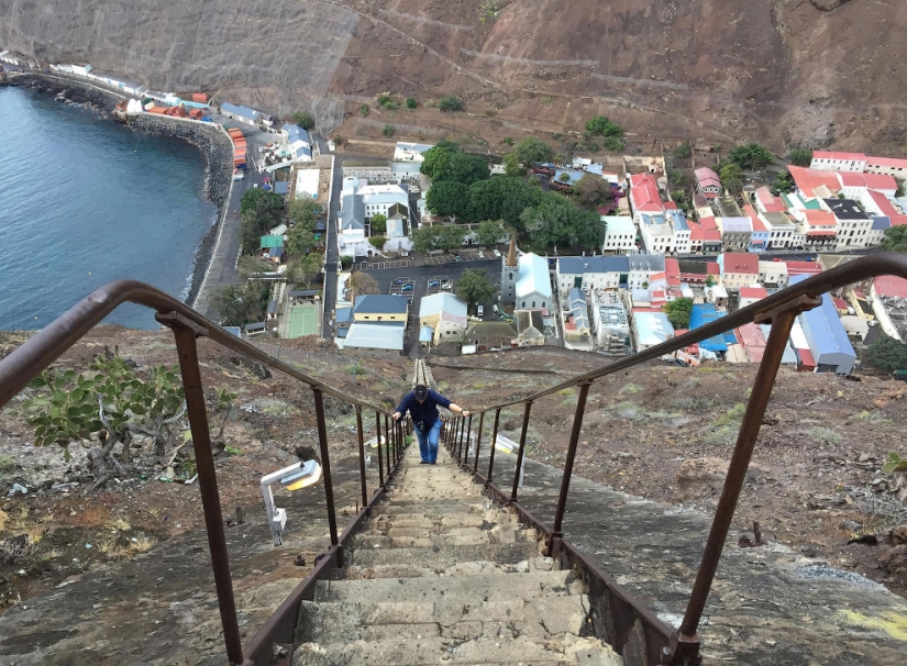 En la isla donde Napoleón fue enterrado, en reposo el más inútil del aeropuerto en el mundo