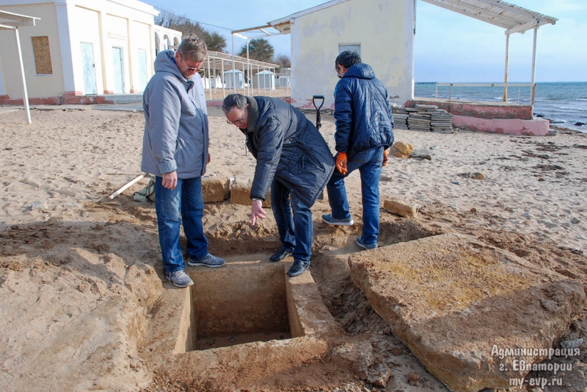 En la playa en la península de Crimea, que se encuentra el griego antiguo enterramiento del siglo III AC