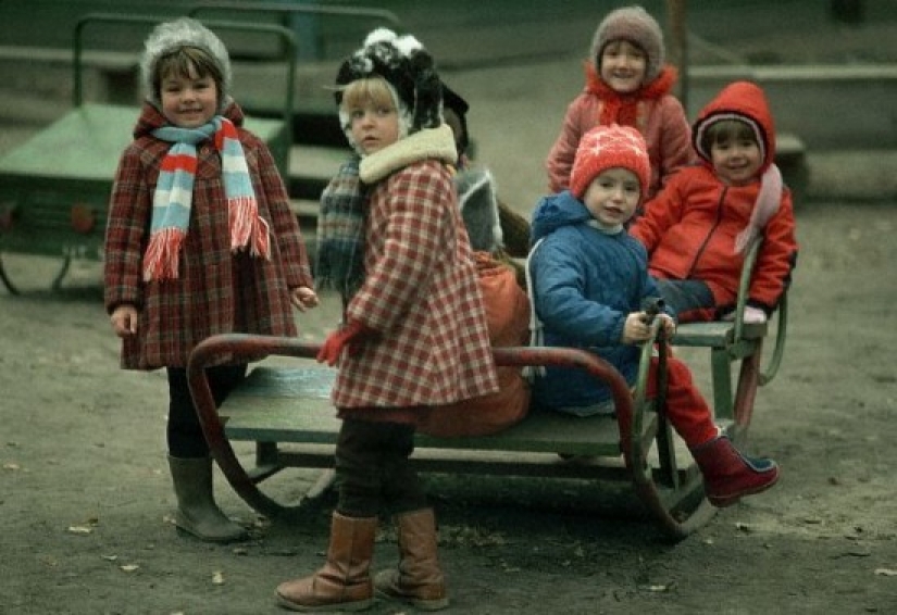 En las olas de la memoria: ¿cómo hemos vivido y jugado en los patios de nuestra infancia