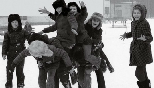 En las olas de la memoria: ¿cómo hemos vivido y jugado en los patios de nuestra infancia En las olas de la memoria: ¿cómo hemos vivido y jugado en los patios de nuestra infancia