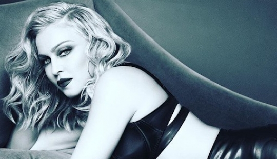 En Topless y con una muleta: de 61 años, Madonna fue golpeado por los suscriptores extraño selfie