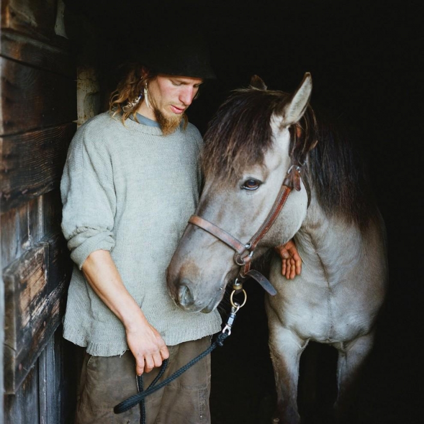 Escape from the hustle and bustle: pictures of Europeans, hiding from civilization