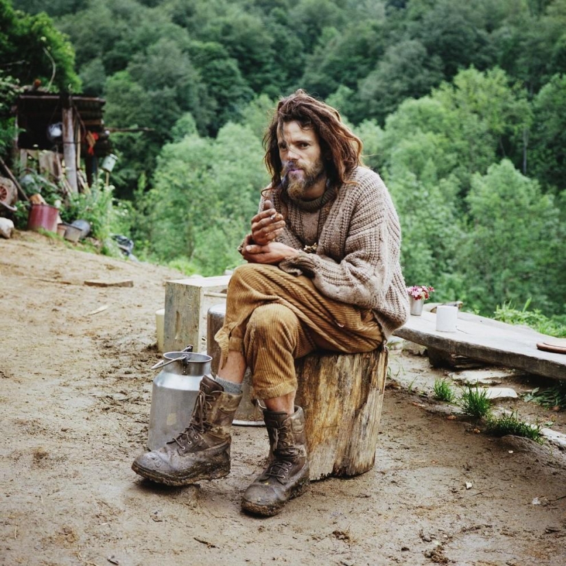 Escape from the hustle and bustle: pictures of Europeans, hiding from civilization