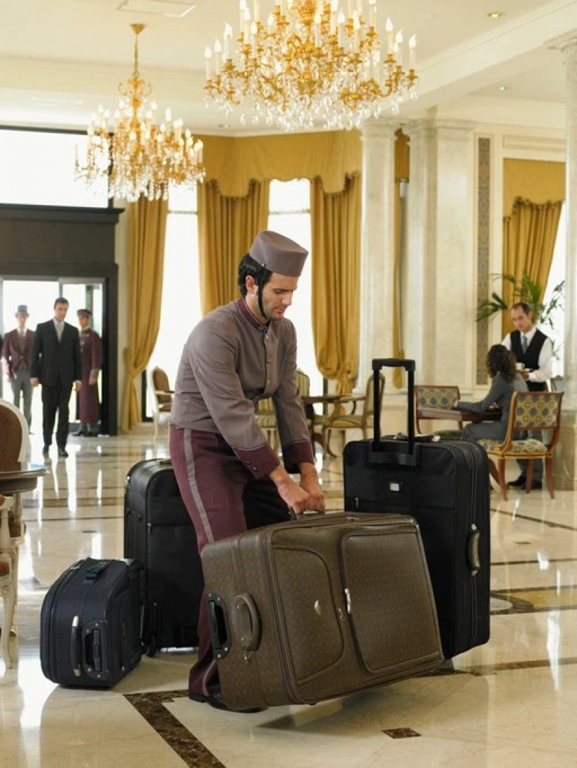 Estancia con complicaciones: las nuevas reglas para los turistas en los hoteles españoles sorprendido e indignado
