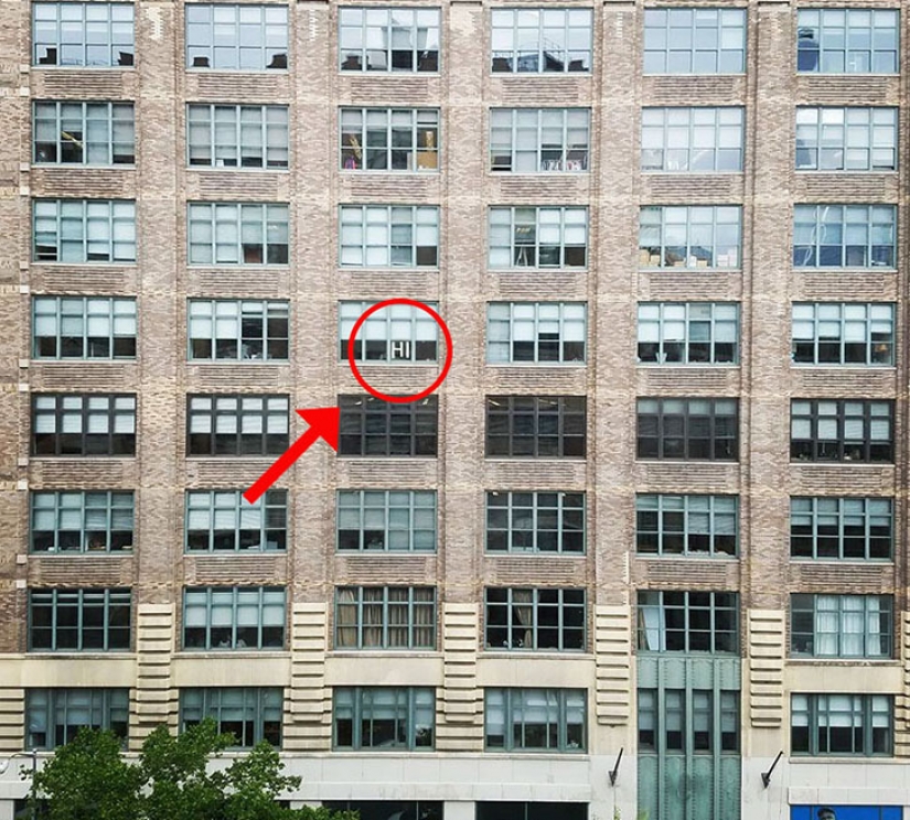 Esto significa la guerra: la batalla de las pegatinas entre los dos edificios de oficinas