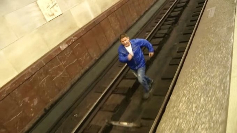 Everyone should know it! What to do if you fall onto the subway tracks