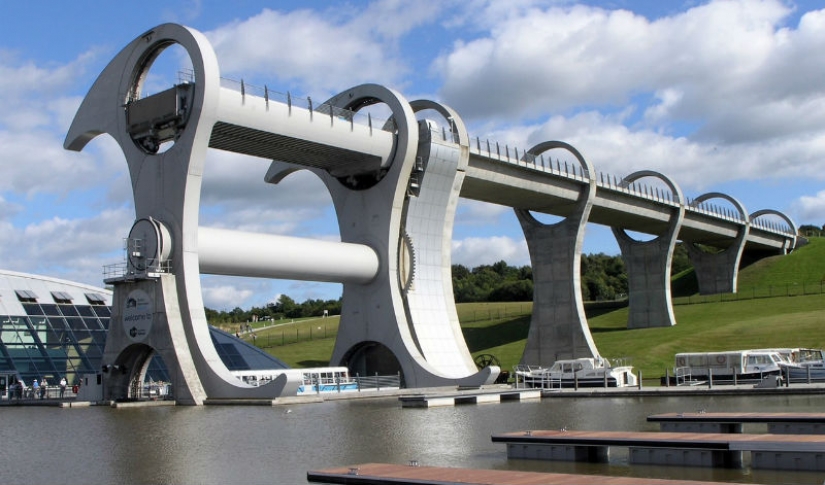 Falkirk wheel — a unique rotating structure, which raises the whole ships