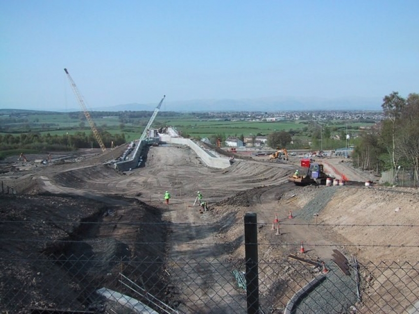 Falkirk wheel — a unique rotating structure, which raises the whole ships