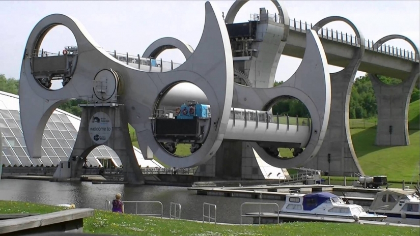 Falkirk wheel — a unique rotating structure, which raises the whole ships