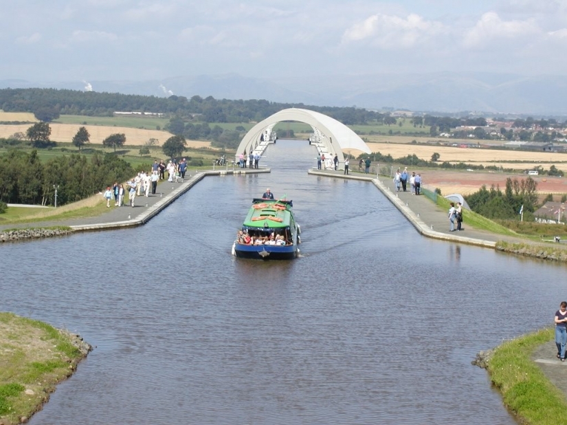 Falkirk wheel — a unique rotating structure, which raises the whole ships