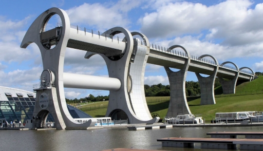 Falkirk wheel — a unique rotating structure, which raises the whole ships