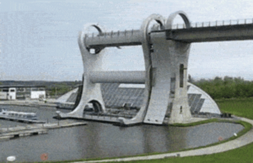 Falkirk wheel — a unique rotating structure, which raises the whole ships