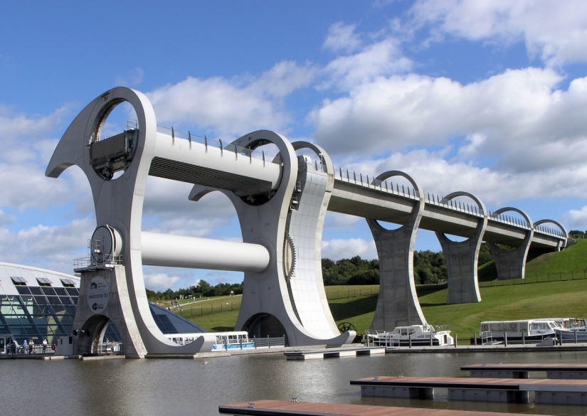 Falkirk wheel — a unique rotating structure, which raises the whole ships