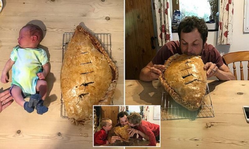 Feliz padre en honor del nacimiento de su hijo al horno una torta del tamaño de un niño