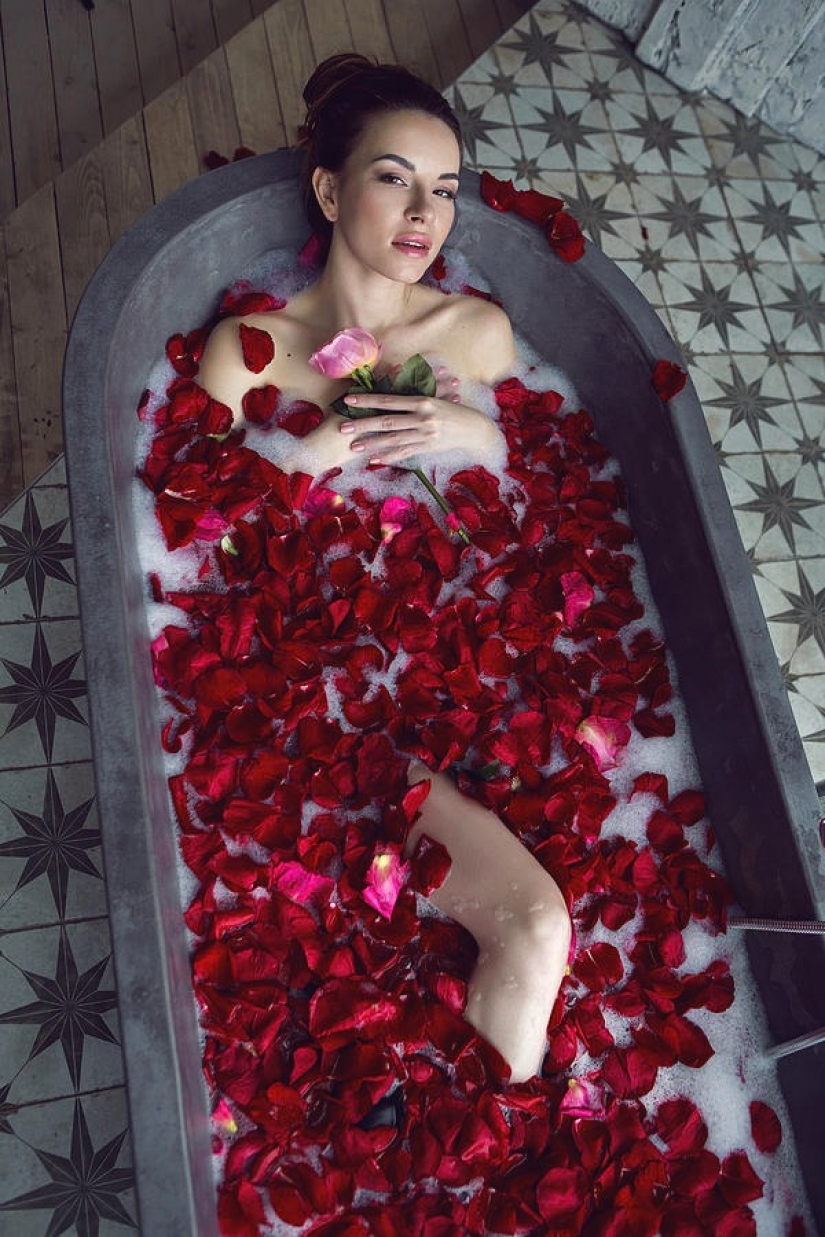 Floral tentación: caliente instagram-belleza fotografiado desnudo entre los pétalos