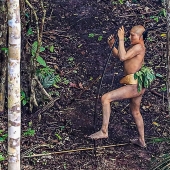 Fotógrafo brasileño logró acercarse más que nunca a totalmente tribu salvaje en los bosques de la Amazonía