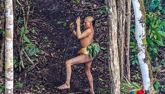 Fotógrafo brasileño logró acercarse más que nunca a totalmente tribu salvaje en los bosques de la Amazonía