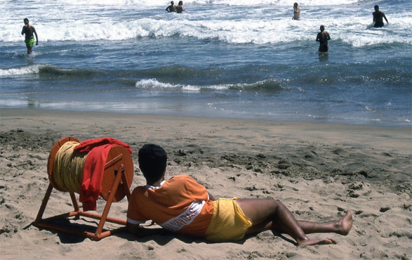 Fotografías en Color de la vida en la playa en Chile en la década de 1980-erótico