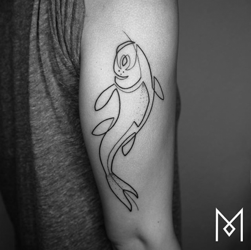 Fresco y minimalista tatuaje, dibujado con una sola línea