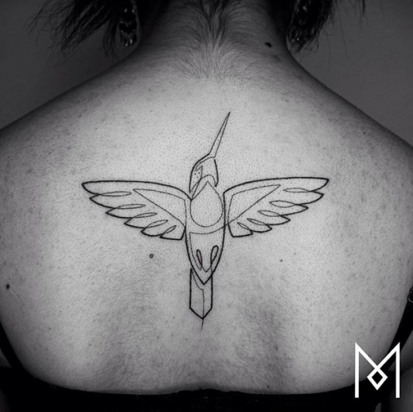 Fresco y minimalista tatuaje, dibujado con una sola línea