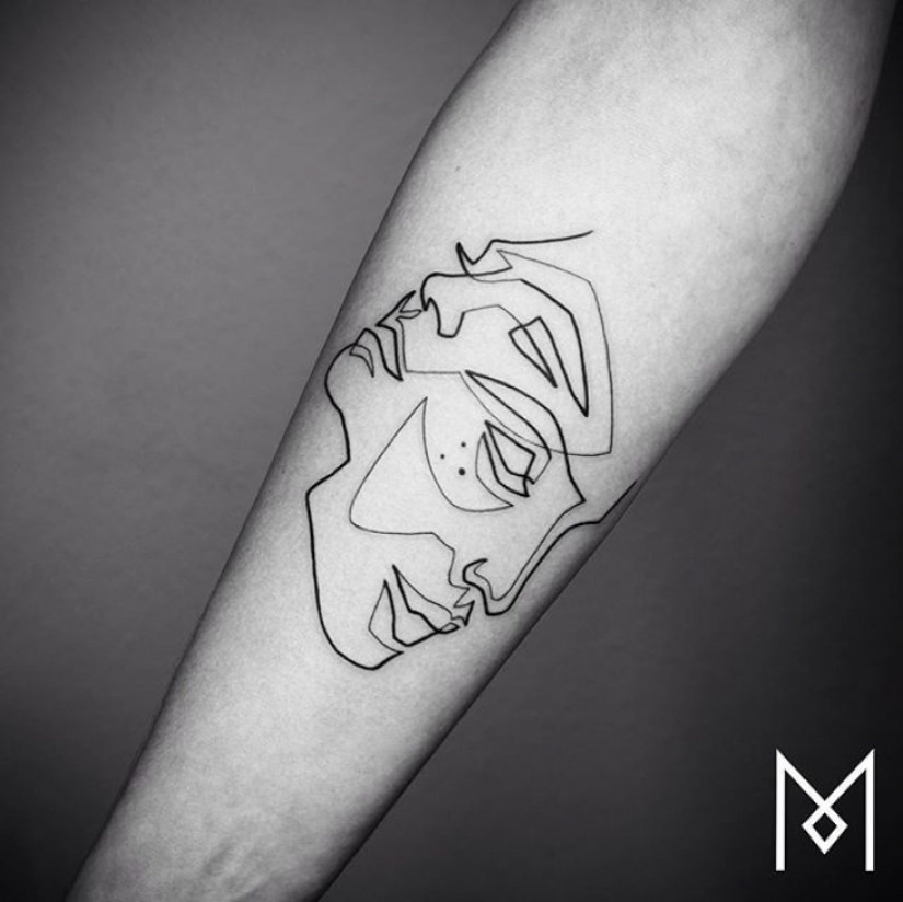 Fresco y minimalista tatuaje, dibujado con una sola línea