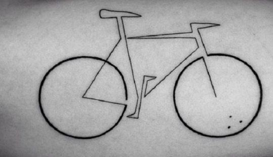 Fresco y minimalista tatuaje, dibujado con una sola línea