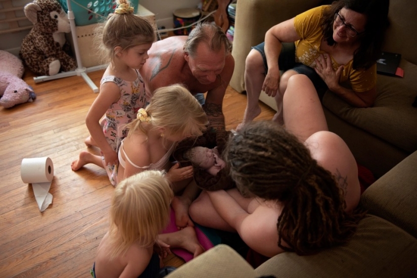 Géneros de la familia: una mujer canadiense dio a luz a vivir en la presencia de su marido y los niños mayores