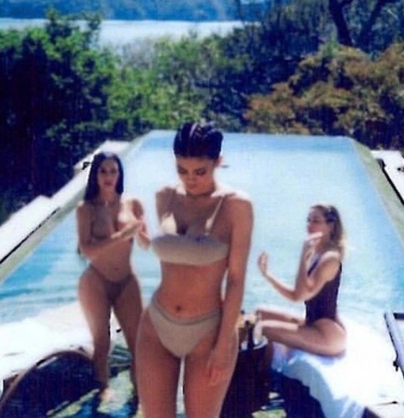 Have you noticed? The most striking defects in the pictures of the Kardashian sisters