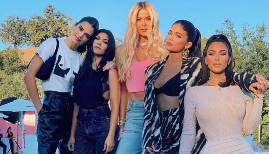 Have you noticed? The most striking defects in the pictures of the Kardashian sisters