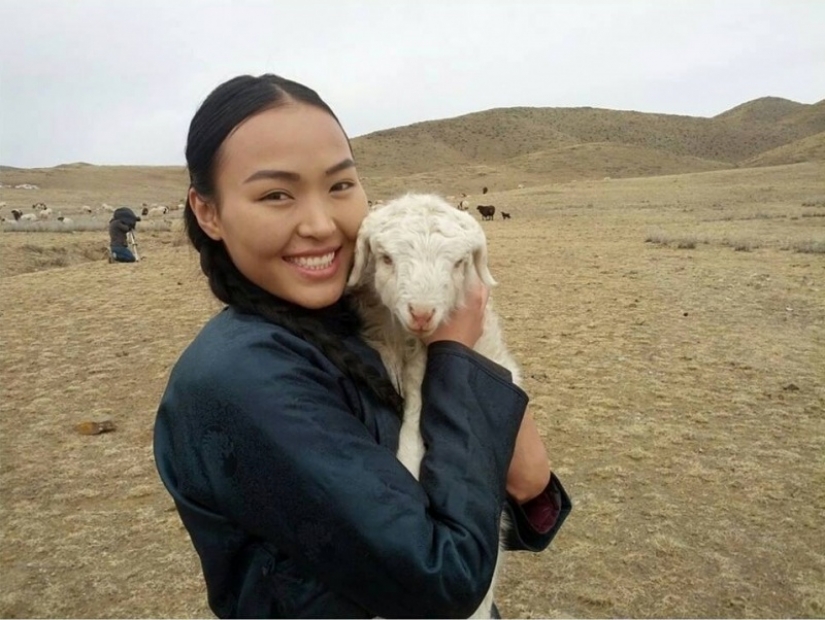 Hermoso y atractivo: el reconocimiento de la federación de rusia chico acerca de las niñas de Mongolia