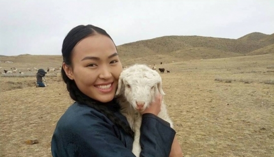 Hermoso y atractivo: el reconocimiento de la federación de rusia chico acerca de las niñas de Mongolia