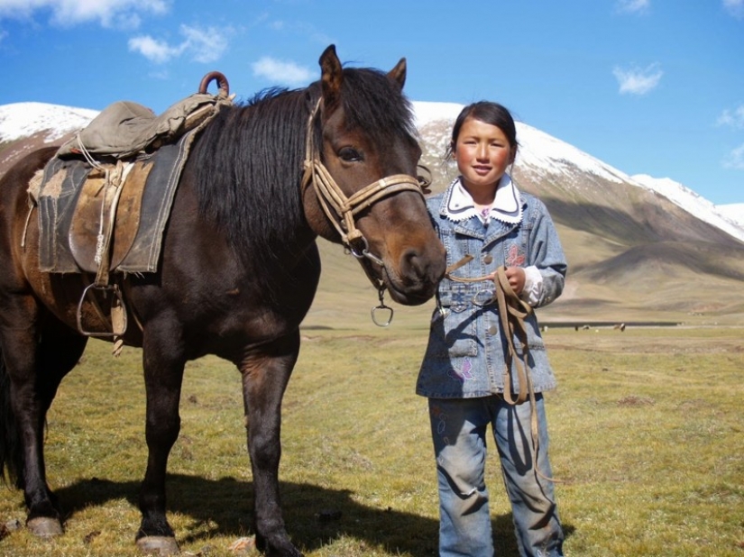 Hermoso y atractivo: el reconocimiento de la federación de rusia chico acerca de las niñas de Mongolia