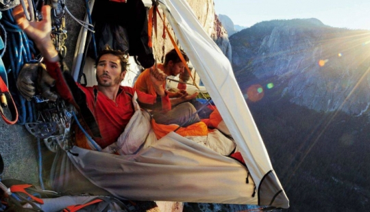 Hold the night: how climbers sleep in the mountains