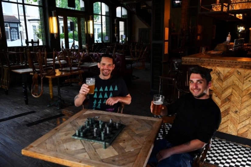 How are the everyday life of two friends-the British, who have isolated themselves in the pub
