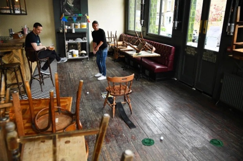 How are the everyday life of two friends-the British, who have isolated themselves in the pub