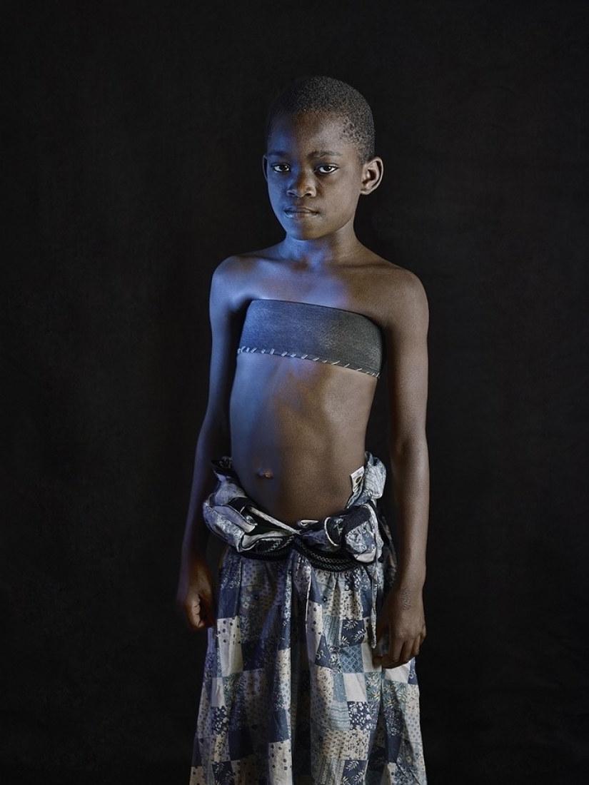 Impactante la tradición de Camerún — el Planchado de los senos