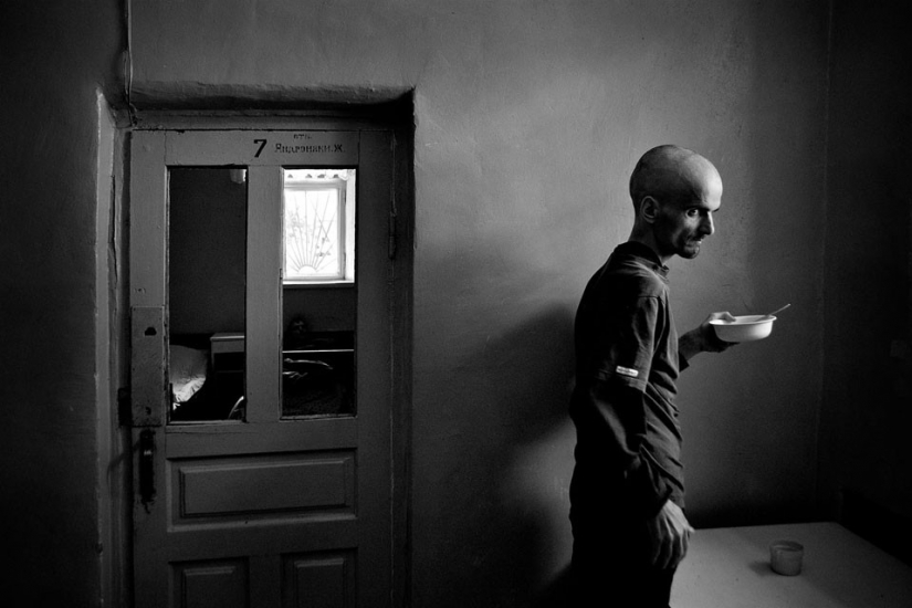 Impactante trabajo de fotógrafo ucraniano que vive en un hospital psiquiátrico