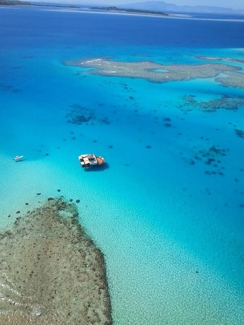Impresionante barra flotante en Fiji
