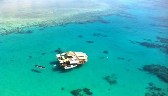 Impresionante barra flotante en Fiji