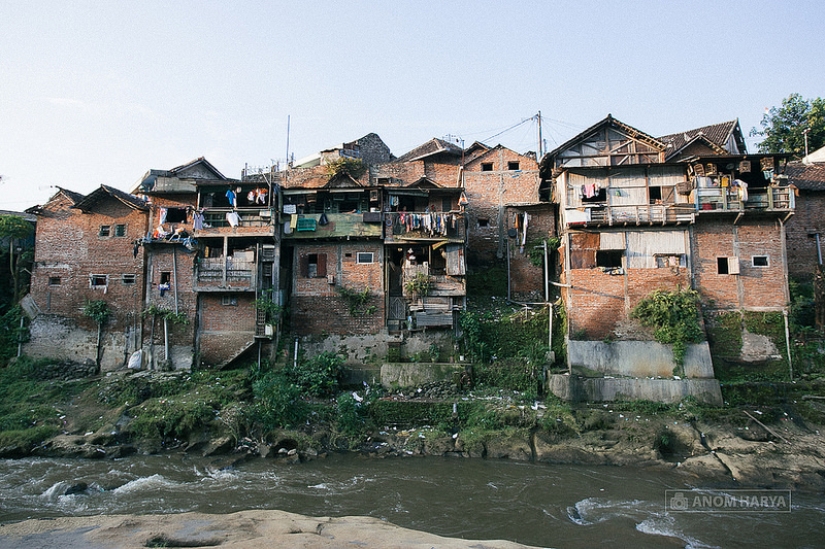 In Indonesia, over 22 thousand dollars has turned the slums into the rainbow area