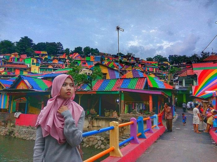 In Indonesia, over 22 thousand dollars has turned the slums into the rainbow area