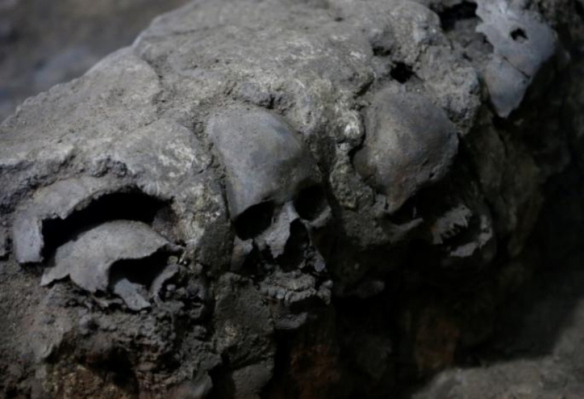 In Mexico city discovered the Aztec tower of human skulls