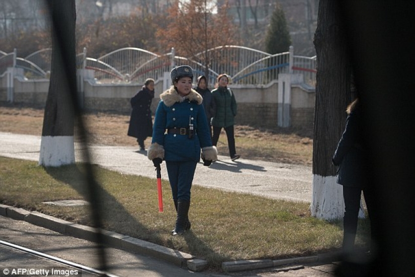 In the North Korean traffic police choose only pretty girls