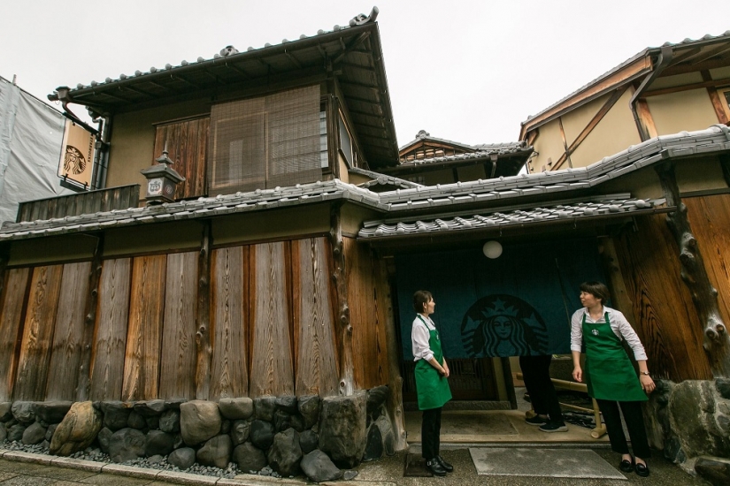 In the three hundred year old Japanese house was opened the most picturesque Starbucks in the world