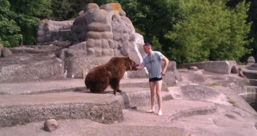 In the Warsaw zoo drunk man tried to drown the bear