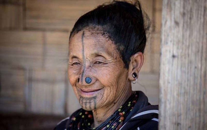Increíble costumbres de la tribu, donde las mujeres tienen que usar tubos en su nariz