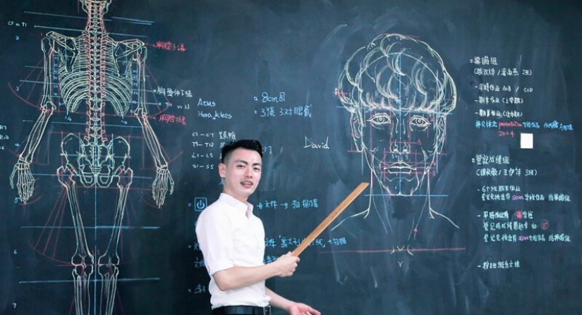 Increíble Taiwanés profesor dibuja en la pizarra para ilustrar las clases teóricas