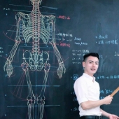 Increíble Taiwanés profesor dibuja en la pizarra para ilustrar las clases teóricas