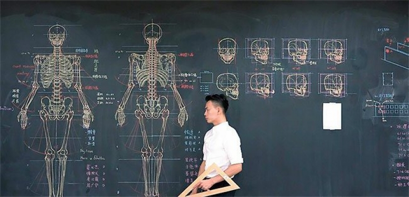 Increíble Taiwanés profesor dibuja en la pizarra para ilustrar las clases teóricas