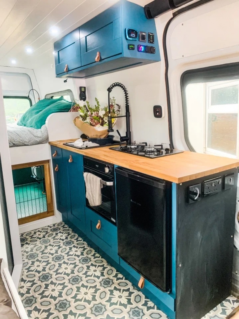 Incredible transformation: the couple from Britain turned the van into a cozy home on wheels